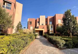 une passerelle en briques devant un bâtiment dans l'établissement Sofia’s placeCosy ground floor Appartement RDJ, à Marrakech