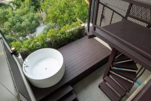 eine Badewanne auf dem Balkon in der Unterkunft Sclass Townhome, 5 min from Night Market old city in Chiang Mai