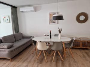 un soggiorno con tavolo e divano di Alena Home - Prestige and new apartment a Premantura