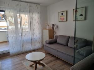 un soggiorno con divano e tavolo di Alena Home - Prestige and new apartment a Premantura