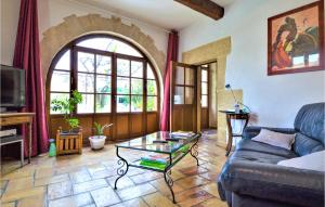 uma sala de estar com um sofá e uma mesa de vidro em 4 Bedroom Lovely Home In Marguerittes em Marguerittes