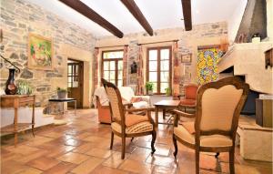 uma sala de estar com cadeiras e uma parede de pedra em 4 Bedroom Lovely Home In Marguerittes em Marguerittes