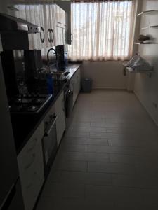 uma cozinha com um lavatório e um fogão em Appartement à casablanca em Tafza