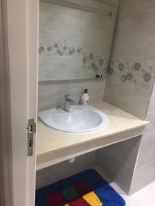 Appartement à casablanca في Tafza: حمام مع حوض مع موزع صابون عليه