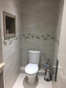 Appartement à casablanca في Tafza: حمام به مرحاض أبيض ومغسلة