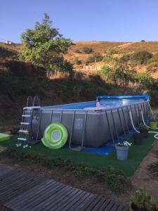 une piscine avec un frisbee vert dans l'établissement F3 80m², vue sur mer. Arrivée possible en semaine, à Calcatoggio