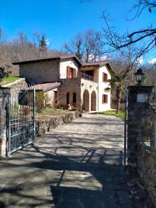 a house with a gate in front of it at Ca'di Picarasco in Bagnone