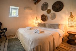 Łóżko lub łóżka w pokoju w obiekcie Hotel Can Sastre