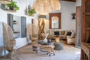 salon z rattanowymi krzesłami i stołem w obiekcie Hotel Can Sastre w mieście Santa Gertrudis de Fruitera
