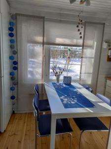 ロヴァニエミにあるVilla Bear'sのテーブルと椅子と窓のあるダイニングルーム +23枚の写真