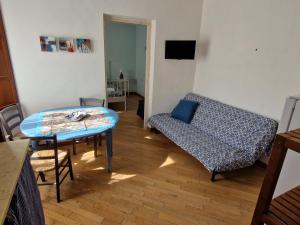 een woonkamer met een bank en een tafel bij Casette di Alex con TERRAZZA in Trapani