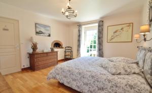 - une chambre avec un lit, une commode et une fenêtre dans l'établissement la suite Au bon Marechal, à Giverny