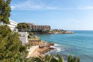 vista su una spiaggia con edifici e sull'oceano di 1ªLinea Mar-Piscina-Wifi-PortAventura-Luxury-Chill5 a Salou