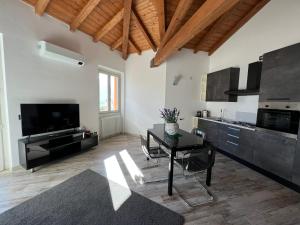 a large living room with a table and a kitchen at Villa dei sogni in Bellagio