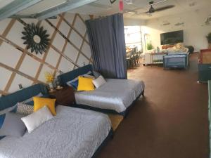 um quarto com duas camas e uma sala de estar em Hidden Gem Guest House em Panama City Beach