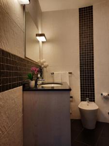 un bagno con lavandino e WC di Casa da Eira de Cima a Chão Sobral Altre 13 foto