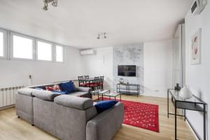 - un salon avec un canapé et un tapis rouge dans l'établissement Central Family Apartment, à Varsovie