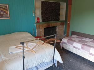um quarto com duas camas e uma lareira em "El Pelícano" Hostal em Maldonado