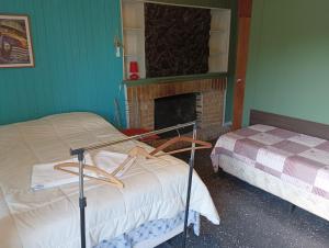 una camera con due letti e un camino di "El Pelícano" Hostal a Maldonado