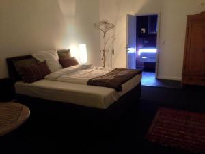 um quarto com uma cama grande num quarto em Aparthotel Flughafen Leipzig em Freiroda