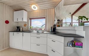 Kuchyň nebo kuchyňský kout v ubytování Holiday Home Frans Juliusvej Ringkøbing V