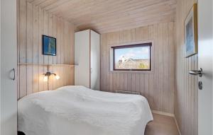 1 dormitorio con cama y ventana en Amazing Home In Ringkbing With Kitchen, en Klegod
