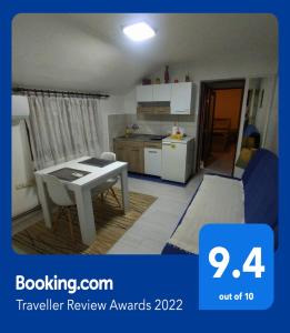 ein Wohnzimmer mit einem Tisch und einer Küche in der Unterkunft Apartman DM in Valjevo