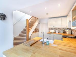 cocina con escalera y mesa en una habitación en Beverley House - Uk43519, en Thornton Dale