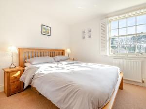 Un dormitorio con una gran cama blanca y una ventana en Beverley House - Uk43519, en Thornton Dale