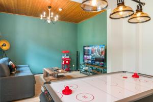 - une table de ping-pong dans le salon doté d'une télévision dans l'établissement Gemütliche Wohnung mit Billiard-/Airhockeytisch und Netflix, à Cassel