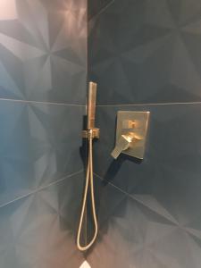 une douche dans une paroi de verre avec une brosse à dents dans l'établissement A l ombre des remparts 3, à Carcassonne 18 autres photos