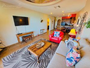 un soggiorno con divano e tavolo di Bella Sirena Rocky Point by Castaways a Puerto Peñasco