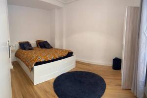 1 dormitorio con cama y alfombra azul en Apartamento Playa Levante, en Santa Pola