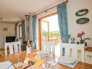 Televiisor ja/või meelelahutuskeskus majutusasutuses Kestrel, 19 Dartmouth Green