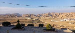 ワディ・ムーサにあるLittle Petra Heritage Villageの山々を背景にした砂漠の景色