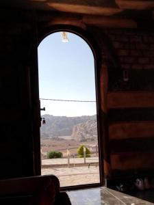 einen Blick auf die Wüste von einem Zugfenster aus in der Unterkunft Little Petra Heritage Village in Wadi Musa