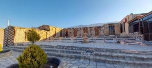 einen Innenhof eines Gebäudes mit einigen Bäumen und Gebäuden in der Unterkunft Little Petra Heritage Village in Wadi Musa + 83 Fotos