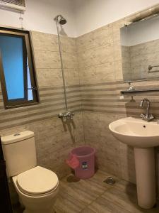 een badkamer met een toilet en een wastafel bij Entire One Bedroom Furnished Apartment in Islamabad