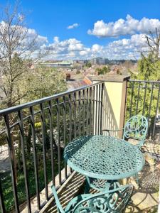 een tafel en stoelen op een balkon met uitzicht bij 2 Bed Serviced Apartment with Balcony, Free Parking, Wifi & Netflix in Basingstoke in Basingstoke