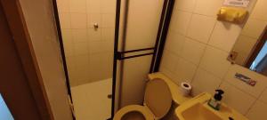 a bathroom with a shower and a toilet and a sink at Hotel Colonial in Jardin