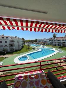 een balkon met uitzicht op een zwembad bij alcossebrerelax in Alcossebre