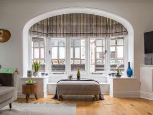 un arco en una sala de estar con una gran ventana en Tides Door, Fairfax Place, en Dartmouth