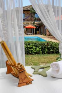 ブジオスにあるPousada Kairos & Spa em Búziosの窓際のテーブルに座るハサミ