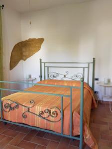 1 dormitorio con 1 cama con marco de metal en Guarda che Luna Apartment en Porto Empedocle