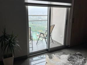 a room with a sliding glass door leading to a balcony at Puntacero 1906 @fundidora in Monterrey