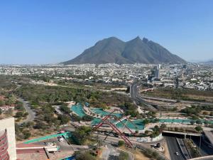 uma vista para uma cidade com uma montanha ao fundo em Puntacero 1906 @fundidora em Monterrey