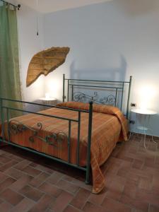 1 dormitorio con 1 cama con cabecero de madera en Guarda che Luna Apartment en Porto Empedocle