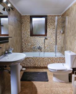 Kúpeľňa v ubytovaní Athevillas Chrysoula