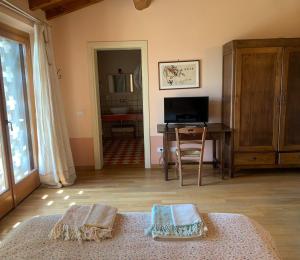 a living room with a desk and a television at Agriturismo Il Filare in Neviano degli Arduini