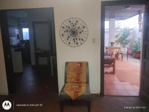sala de estar con reloj en la pared en Casa al fondo en Mar del Plata